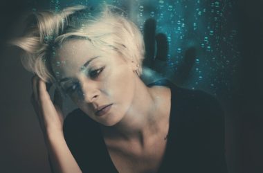 Pád do dluhové pasti zažila celá řada Čechů díky vánočním dárkům