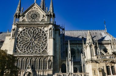 Celý svět se skládá na rekonstrukci Notre-Dame. Přispěl Disney i Apple