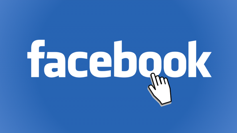 Akcie Facebooku klesají