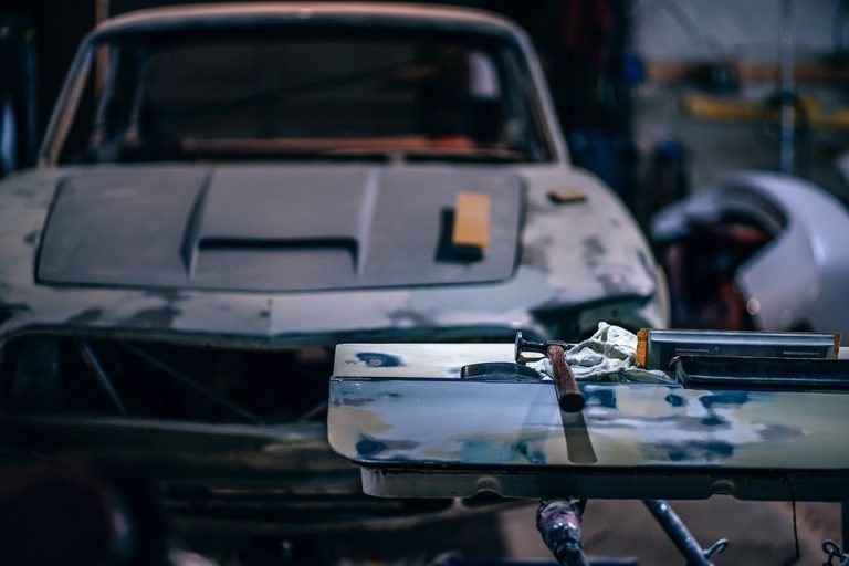 Peníze na opravu automobilu