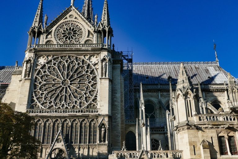 Celý svět se skládá na rekonstrukci Notre-Dame. Přispěl Disney i Apple