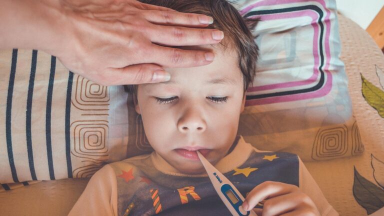 Ošetřovné: kdy vzniká nárok, kolik dní a jak požádat