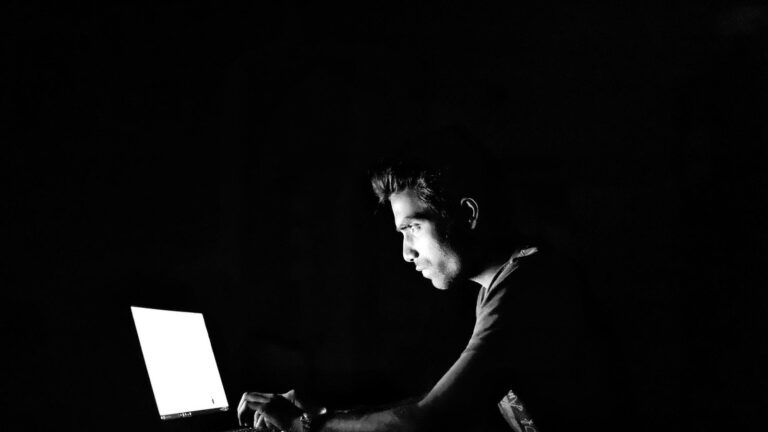 Phishing: podvodná SMS a e-mail, jak je poznat a co dělat po kliknutí