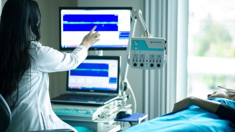Zdravotní pojištění zaměstnance: výpočet a doplatek do minima